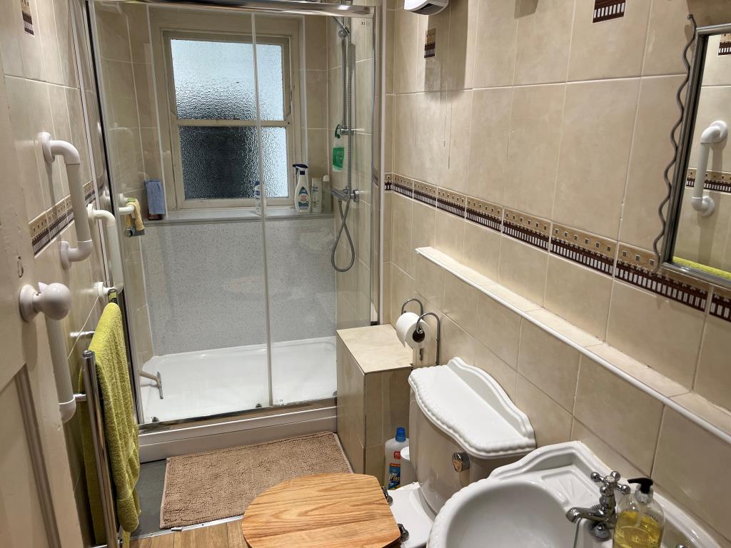 Lot: 89 - GARDEN FLAT FOR INVESTMENT OR OCCUPATION - The Shower room